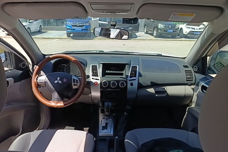 Used Mitsubishi Pajero Sport 2013 3.0L Automatic 4x4 Executive Edition Center Console