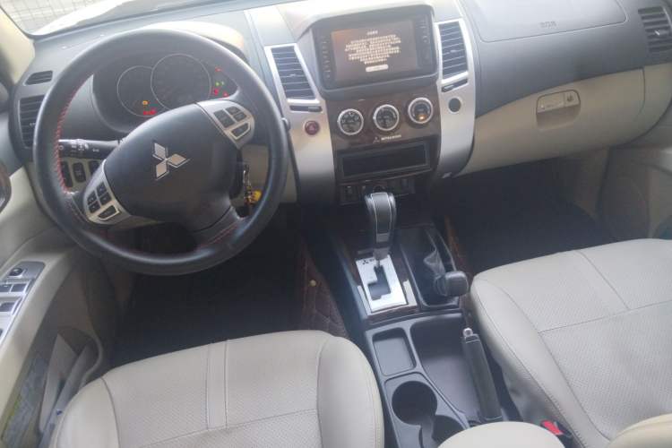 Used Mitsubishi Pajero Sport 2013 3.0L Automatic 4x4 Flagship Edition Center Console