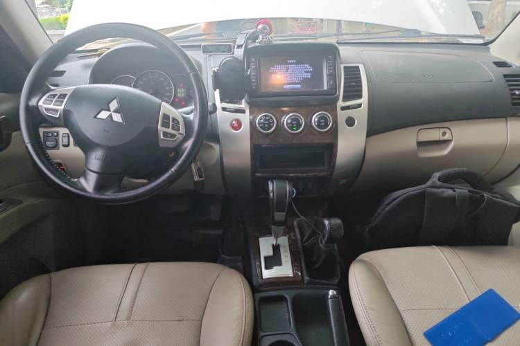 Used Mitsubishi Pajero Sport 2013 3.0L Automatic 4x4 Flagship Edition Center Console