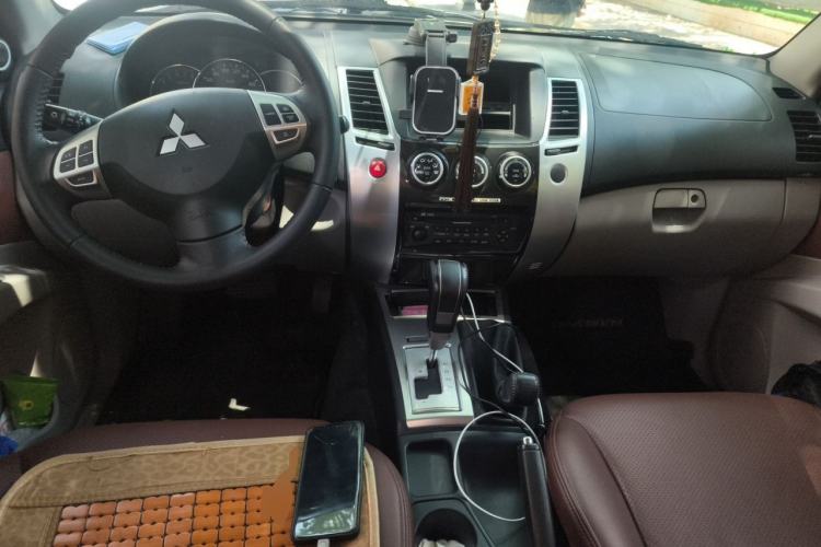 Used Mitsubishi Pajero Sport 2013 3.0L Automatic 4x4 Executive Edition Center Console
