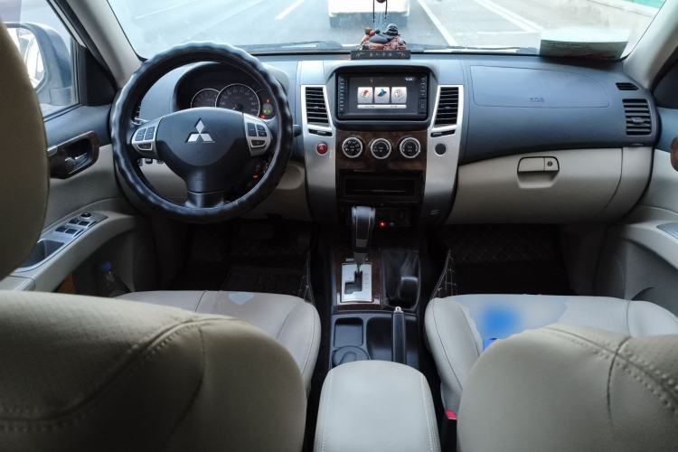 Used Mitsubishi Pajero Sport 2013 3.0L Automatic 4x4 Flagship Edition Center Console