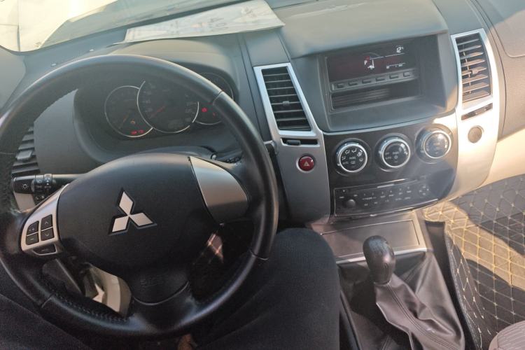 Used Mitsubishi Pajero Sport 2013 2.4L Manual Two-Wheel Drive Comfort Edition Center Console