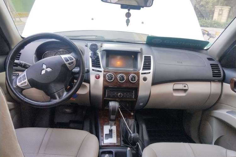 Used Mitsubishi Pajero Sport 2013 3.0L Automatic 4x4 Flagship Edition Center Console