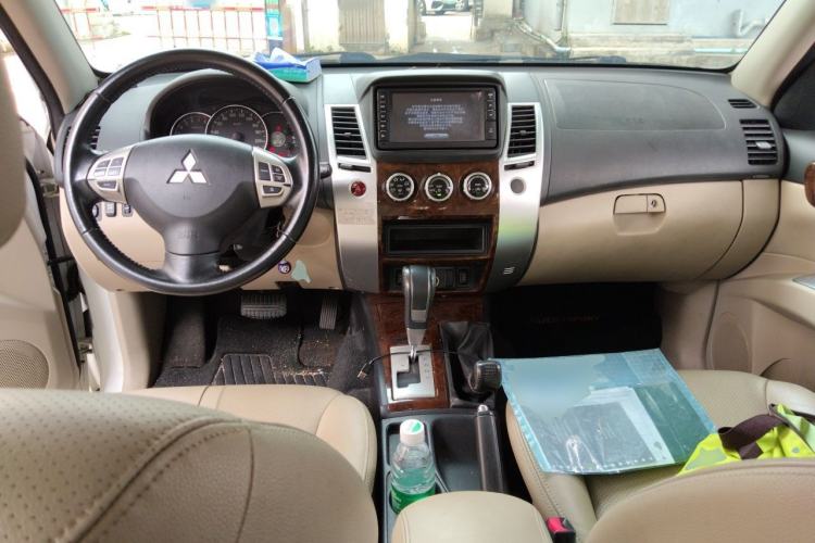 Used Mitsubishi Pajero Sport 2013 3.0L Automatic 4x4 Flagship Edition Center Console