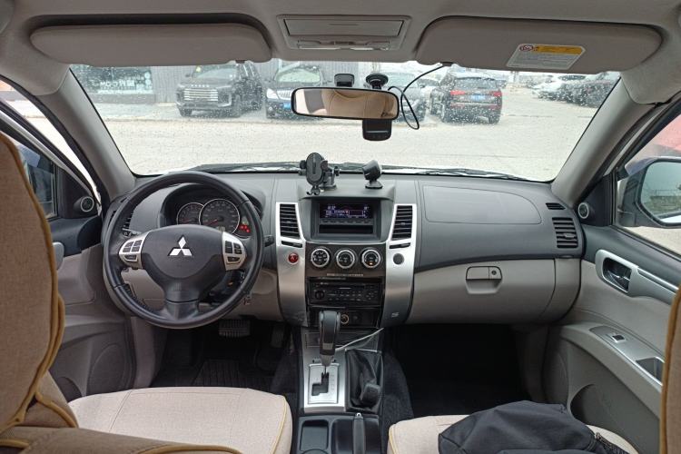 Used Mitsubishi Pajero Sport 2013 3.0L Automatic 4x4 Executive Edition Center Console