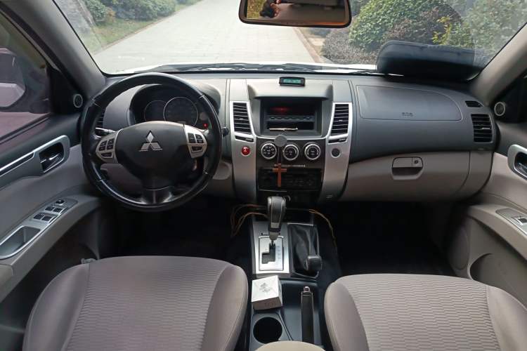 Used Mitsubishi Pajero Sport 2013 3.0L Automatic 4x4 Executive Edition Center Console