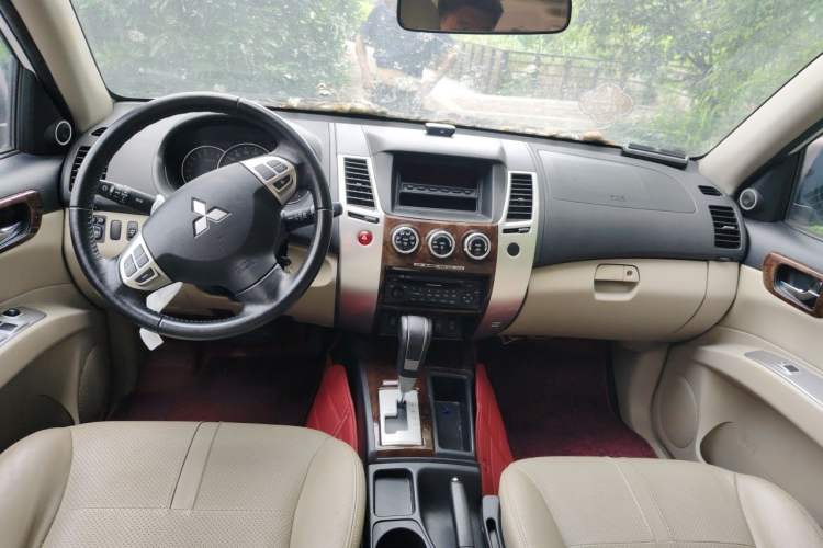 Used Mitsubishi Pajero Sport 2013 3.0L Automatic Two-Wheel Drive Luxury Edition Center Console