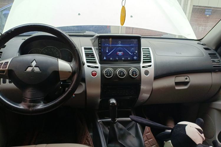 Used Mitsubishi Pajero Sport 2013 2.4L Manual Two-Wheel Drive Comfort Edition Center Console