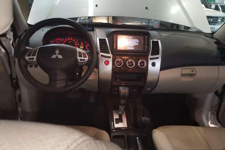 Used Mitsubishi Pajero Sport 2013 3.0L Automatic 4x4 Flagship Edition Center Console