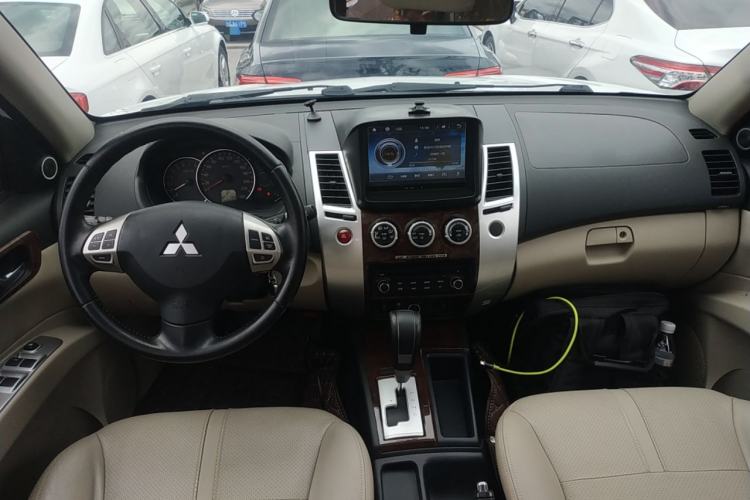 Used Mitsubishi Pajero Sport 2013 3.0L Automatic Two-Wheel Drive Luxury Edition Center Console