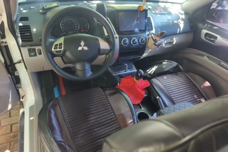 Used Mitsubishi Pajero Sport 2013 2.4L Manual Two-Wheel Drive Comfort Edition Center Console