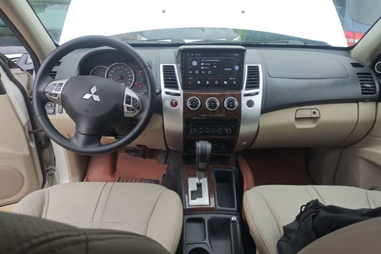 Used Mitsubishi Pajero Sport 2013 3.0L Automatic Two-Wheel Drive Luxury Edition Center Console