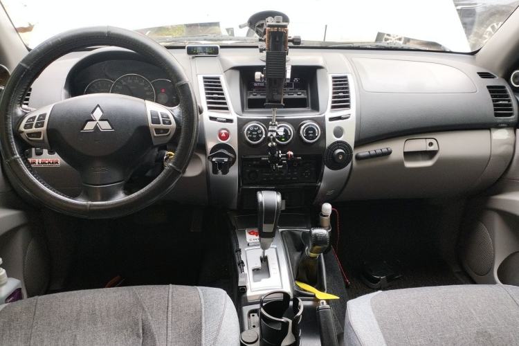 Used Mitsubishi Pajero Sport 2013 3.0L Automatic 4x4 Executive Edition Center Console