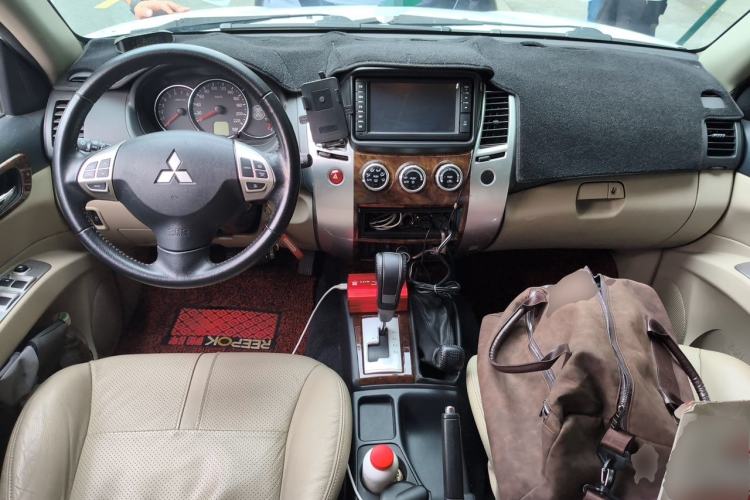 Used Mitsubishi Pajero Sport 2013 3.0L Automatic 4x4 Flagship Edition Center Console