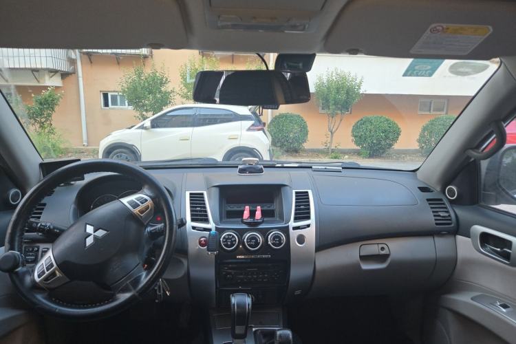 Used Mitsubishi Pajero Sport 2013 3.0L Automatic 4x4 Executive Edition Center Console
