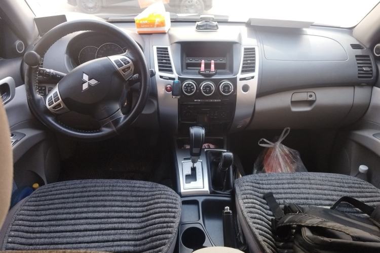 Used Mitsubishi Pajero Sport 2013 3.0L Automatic 4x4 Executive Edition Center Console