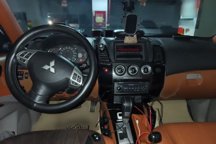 Used Mitsubishi Pajero Sport 2013 3.0L Automatic 4x4 Executive Edition Center Console