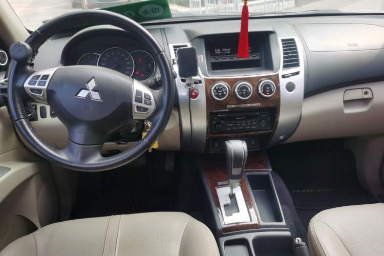 Used Mitsubishi Pajero Sport 2013 3.0L Automatic Two-Wheel Drive Luxury Edition Center Console