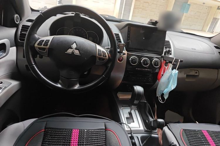 Used Mitsubishi Pajero Sport 2013 3.0L Automatic 4x4 Executive Edition Center Console