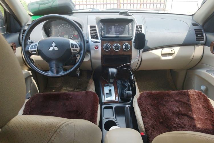Used Mitsubishi Pajero Sport 2013 3.0L Automatic 4x4 Flagship Edition Center Console