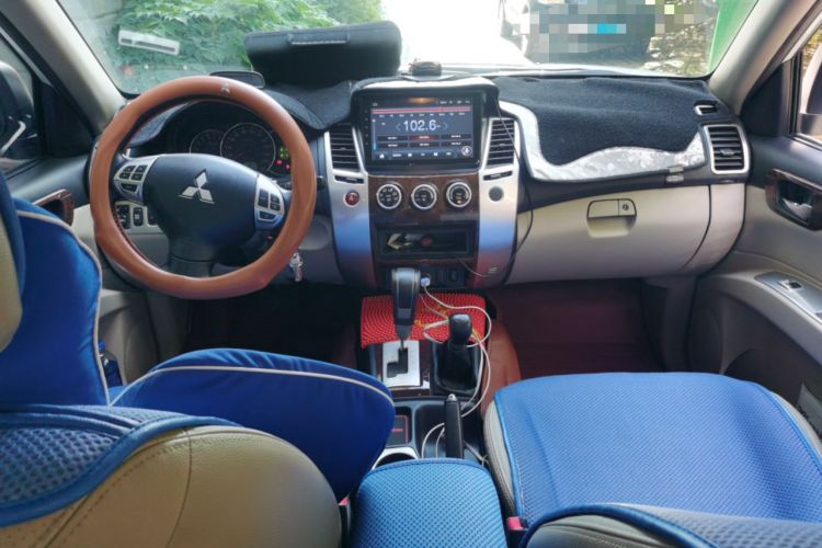 Used Mitsubishi Pajero Sport 2013 3.0L Automatic 4x4 Flagship Edition Center Console