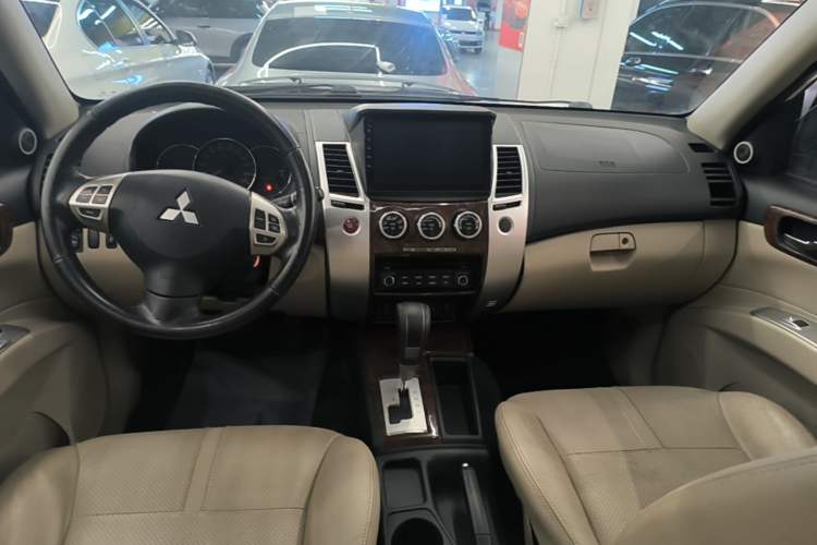 Used Mitsubishi Pajero Sport 2013 3.0L Automatic Two-Wheel Drive Luxury Edition Center Console