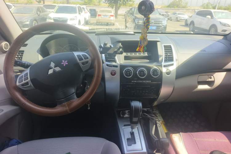 Used Mitsubishi Pajero Sport 2013 3.0L Automatic 4x4 Executive Edition Center Console