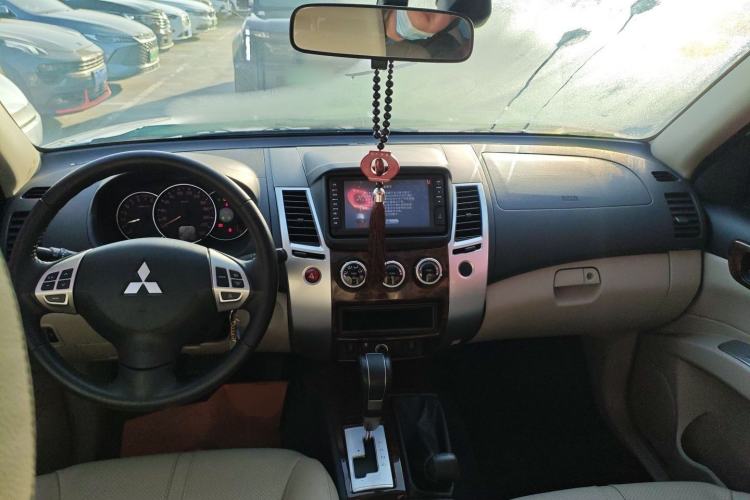 Used Mitsubishi Pajero Sport 2013 3.0L Automatic 4x4 Flagship Edition Center Console