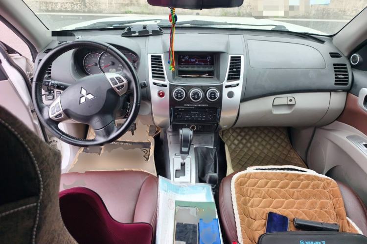Used Mitsubishi Pajero Sport 2013 3.0L Automatic 4x4 Executive Edition Center Console