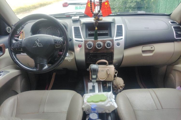 Used Mitsubishi Pajero Sport 2013 3.0L Automatic Two-Wheel Drive Luxury Edition Center Console