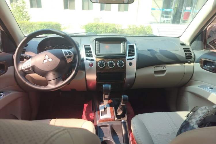 Used Mitsubishi Pajero Sport 2013 3.0L Automatic 4x4 Flagship Edition Center Console