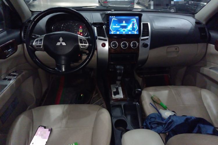 Used Mitsubishi Pajero Sport 2013 3.0L Automatic 4x4 Flagship Edition Center Console