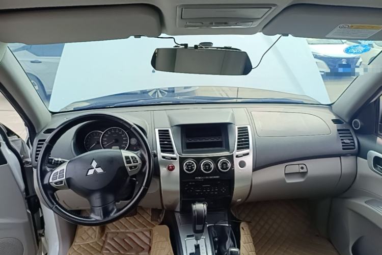 Used Mitsubishi Pajero Sport 2013 3.0L Automatic 4x4 Executive Edition Center Console