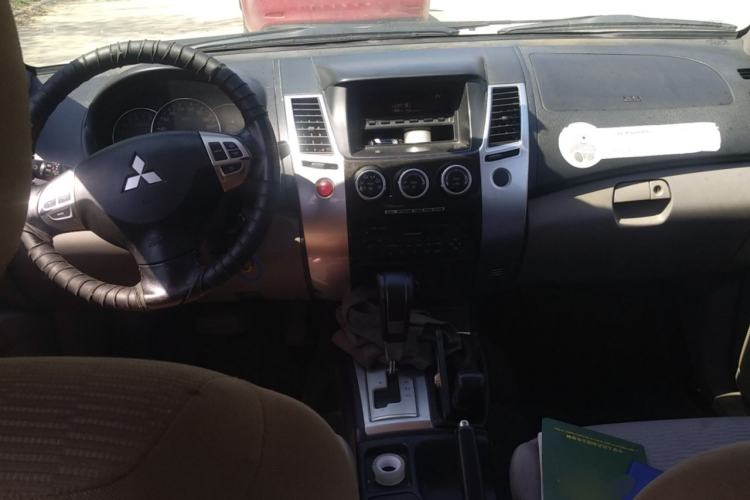 Used Mitsubishi Pajero Sport 2013 3.0L Automatic 4x4 Executive Edition Center Console