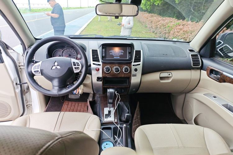 Used Mitsubishi Pajero Sport 2013 3.0L Automatic 4x4 Flagship Edition Center Console