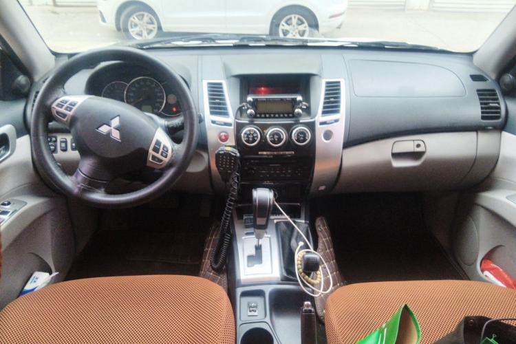 Used Mitsubishi Pajero Sport 2013 3.0L Automatic 4x4 Executive Edition Center Console