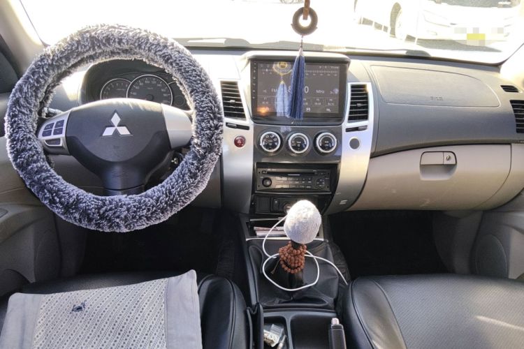 Used Mitsubishi Pajero Sport 2013 2.4L Manual Two-Wheel Drive Comfort Edition Center Console