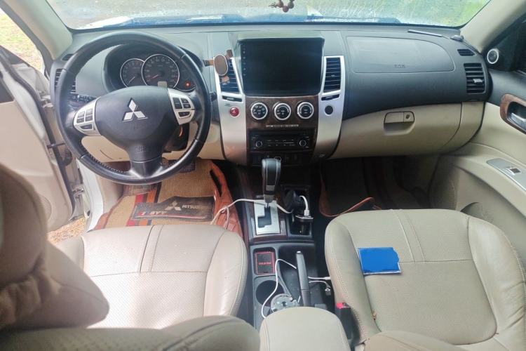 Used Mitsubishi Pajero Sport 2013 3.0L Automatic Two-Wheel Drive Luxury Edition Center Console