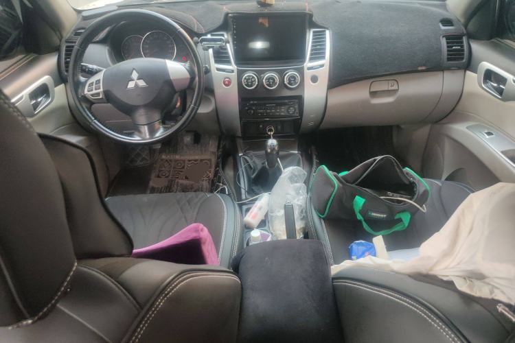 Used Mitsubishi Pajero Sport 2013 2.4L Manual Two-Wheel Drive Comfort Edition Center Console