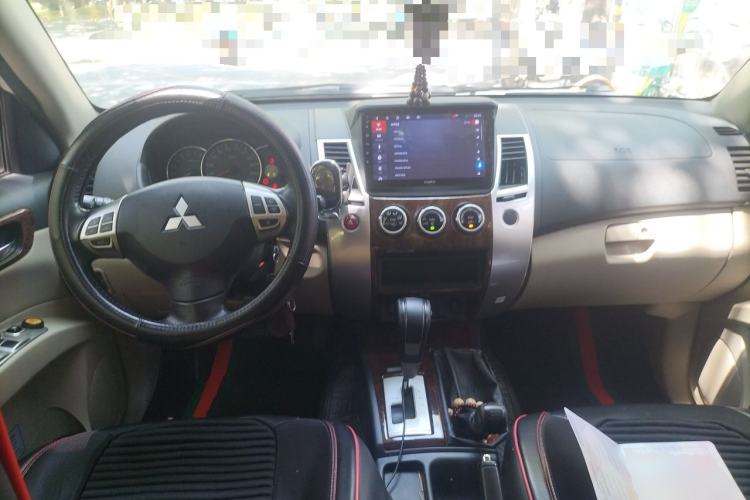 Used Mitsubishi Pajero Sport 2013 3.0L Automatic 4x4 Flagship Edition Center Console