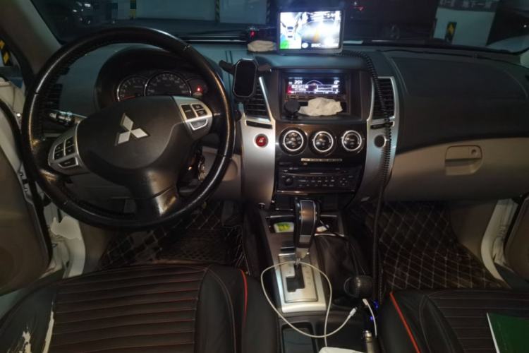 Used Mitsubishi Pajero Sport 2013 3.0L Automatic 4x4 Executive Edition Center Console
