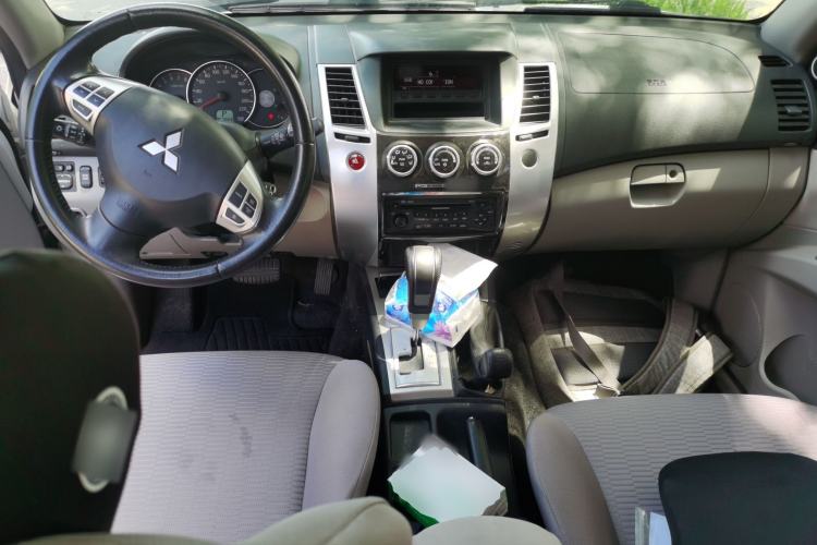 Used Mitsubishi Pajero Sport 2013 3.0L Automatic 4x4 Executive Edition Center Console