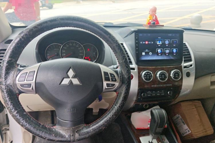 Used Mitsubishi Pajero Sport 2013 3.0L Automatic Two-Wheel Drive Luxury Edition Center Console