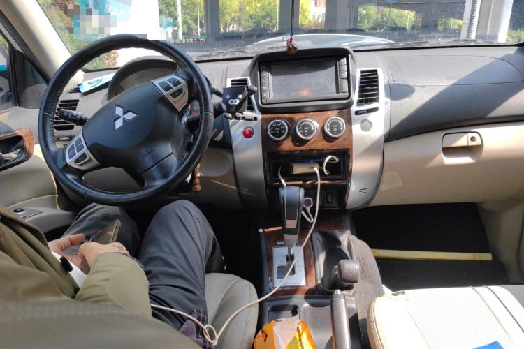 Used Mitsubishi Pajero Sport 2013 3.0L Automatic 4x4 Flagship Edition Center Console