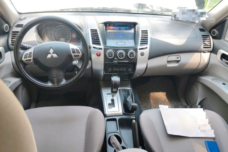Used Mitsubishi Pajero Sport 2013 3.0L Automatic 4x4 Executive Edition Center Console