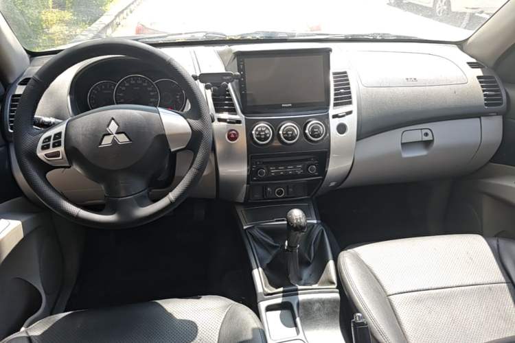 Used Mitsubishi Pajero Sport 2013 2.4L Manual Two-Wheel Drive Comfort Edition Center Console