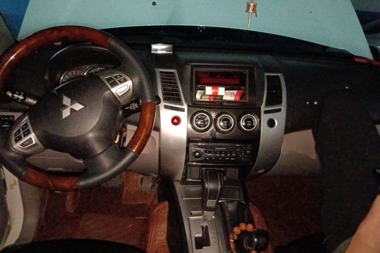 Used Mitsubishi Pajero Sport 2013 3.0L Automatic 4x4 Executive Edition Center Console