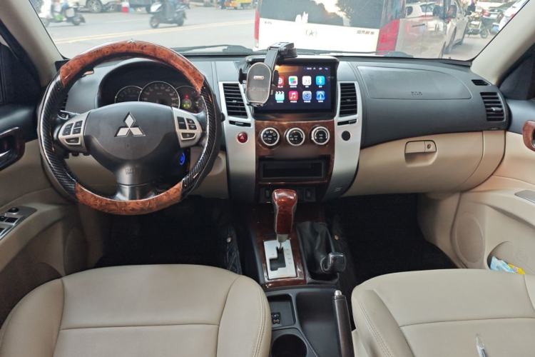 Used Mitsubishi Pajero Sport 2013 3.0L Automatic 4x4 Flagship Edition Center Console
