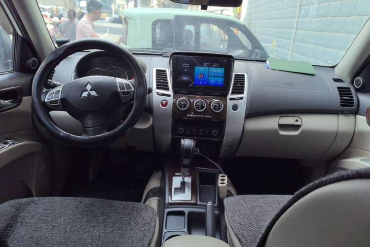 Used Mitsubishi Pajero Sport 2013 3.0L Automatic Two-Wheel Drive Luxury Edition Center Console
