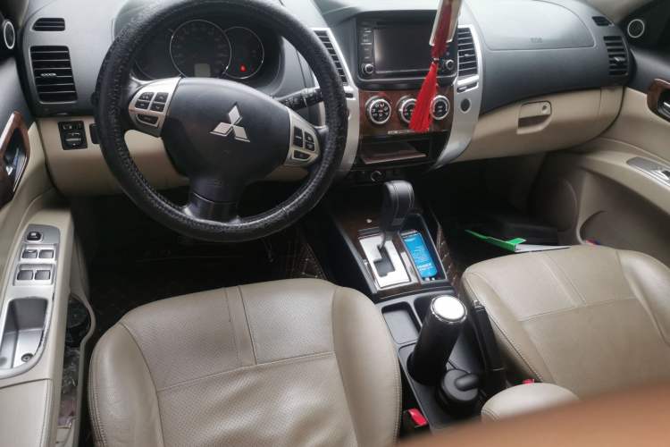 Used Mitsubishi Pajero Sport 2013 3.0L Automatic Two-Wheel Drive Luxury Edition Center Console